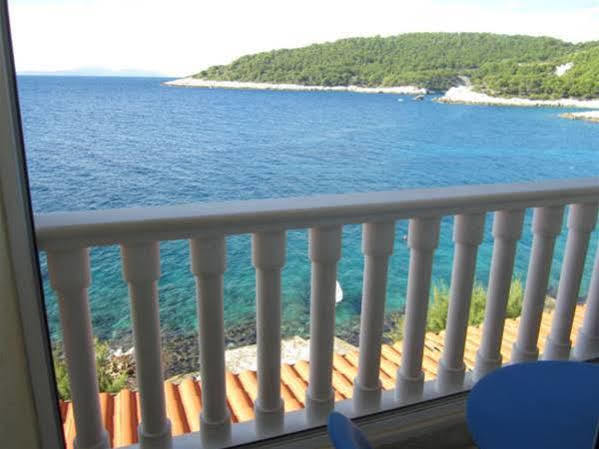 Superb Beachfront Luxury Seaview With Private Beach Milna  Buitenkant foto
